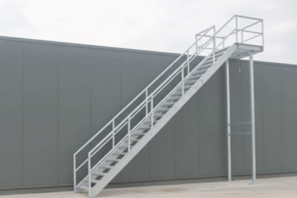 Stalen trap laten monteren