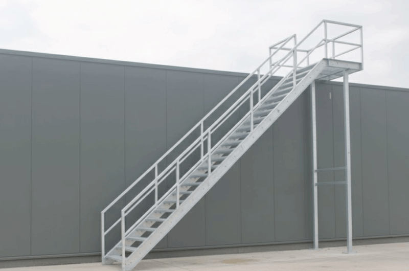 Stalen trap laten monteren