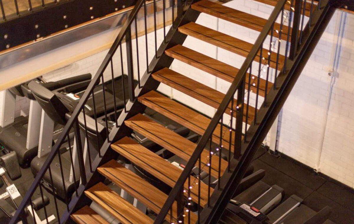 Stalen trappen laten plaatsen