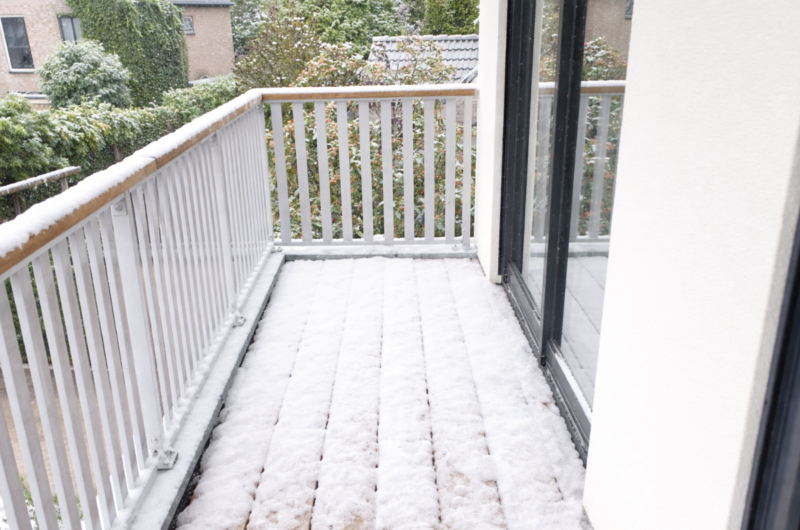 Sneeuw van balkon verwijderen