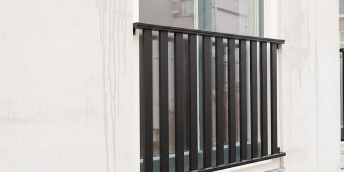 Frans balkonhekwerk zwart