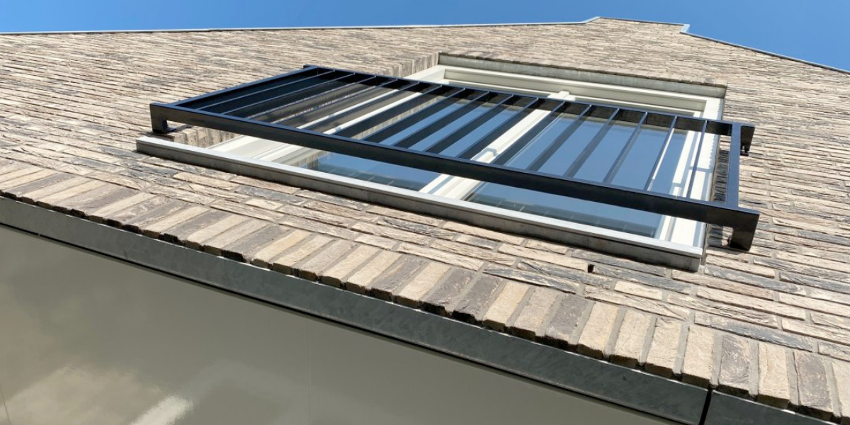 Stalen Frans balkonhek op gevel plaatsen