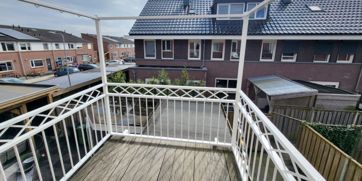 balustrade op een dakterras plaatsen
