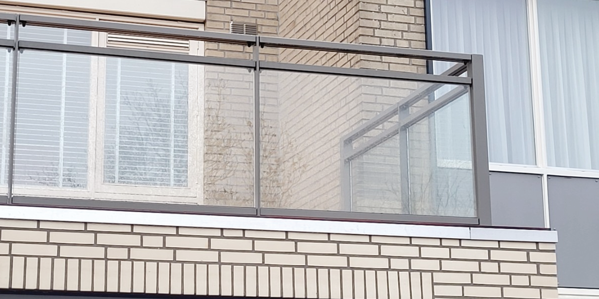 Glazen balustrade op je balkon plaatsen