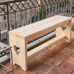 Houten bankje op maat voor een balkon