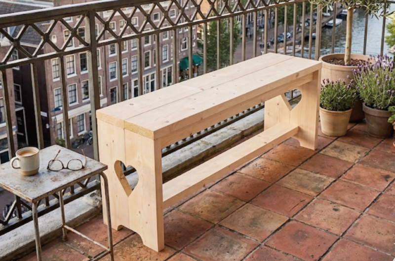 Houten bankje op maat voor een balkon